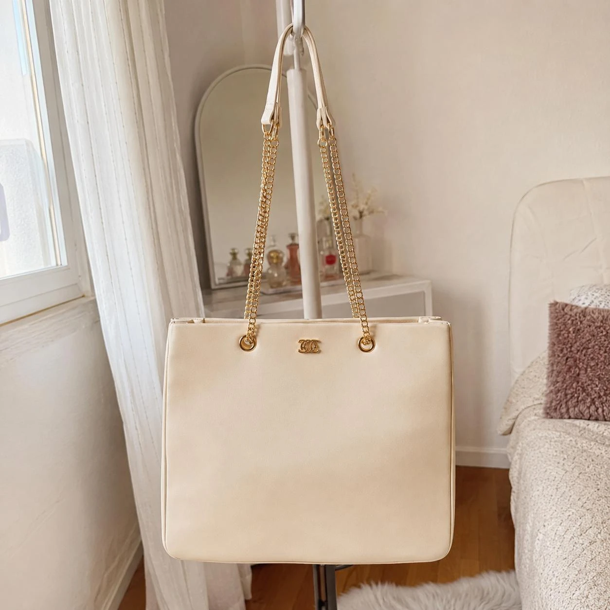 Bolso Tote Opulence en color crema con cadena dorada